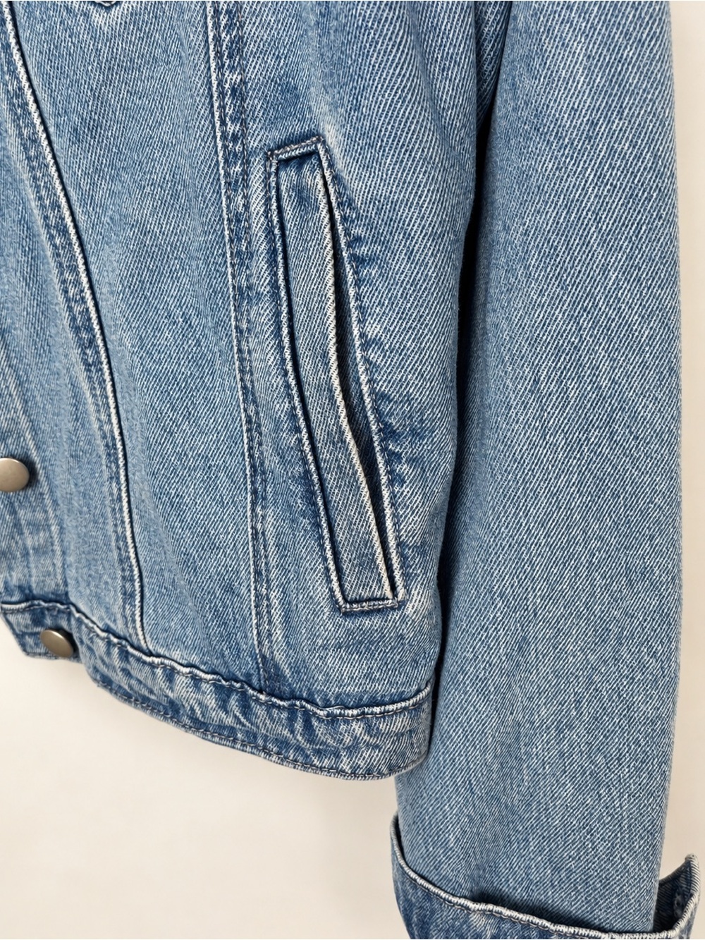 Miami Pearl Embellished Denim Jacket Lighter wash size medium - Picture 4 of 6
